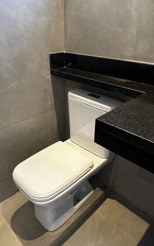 Casa de condomínio à venda com 273m², 4 quartos e 3 vagas Casa de condomínio à venda com 273m², 4 quartos e 3 vagasBanheiro da Suíte 1