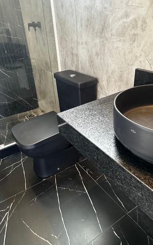 Casa de condomínio à venda com 273m², 4 quartos e 3 vagas Casa de condomínio à venda com 273m², 4 quartos e 3 vagasBanheiro superior