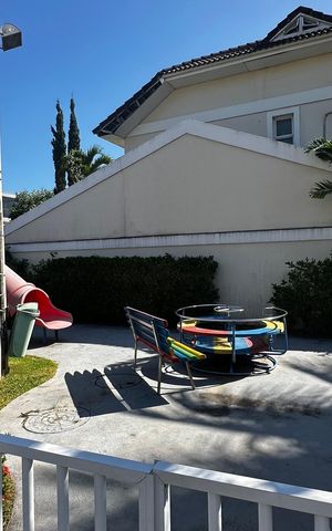 Casa de condomínio à venda com 273m², 4 quartos e 3 vagas Casa de condomínio à venda com 273m², 4 quartos e 3 vagasÁrea comum