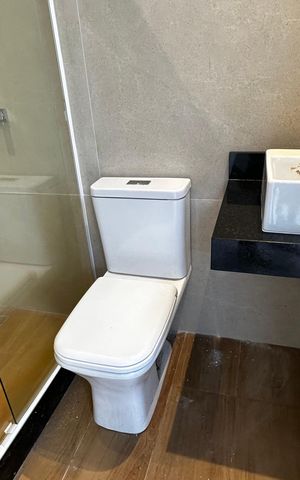 Casa de condomínio à venda com 273m², 4 quartos e 3 vagas Casa de condomínio à venda com 273m², 4 quartos e 3 vagasBanheiro de serviço