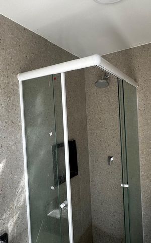 Casa de condomínio à venda com 273m², 4 quartos e 3 vagas Casa de condomínio à venda com 273m², 4 quartos e 3 vagasBanheiro externo