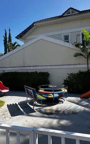 Casa de condomínio à venda com 273m², 4 quartos e 3 vagas Casa de condomínio à venda com 273m², 4 quartos e 3 vagasÁrea comum