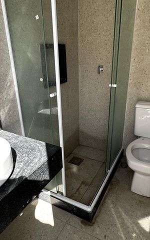 Casa de condomínio à venda com 273m², 4 quartos e 3 vagas Casa de condomínio à venda com 273m², 4 quartos e 3 vagasBanheiro externo