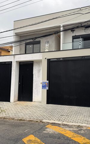 Casa à venda com 140m², 3 quartos e 4 vagas Casa à venda com 140m², 3 quartos e 4 vagasFachada com PLACA