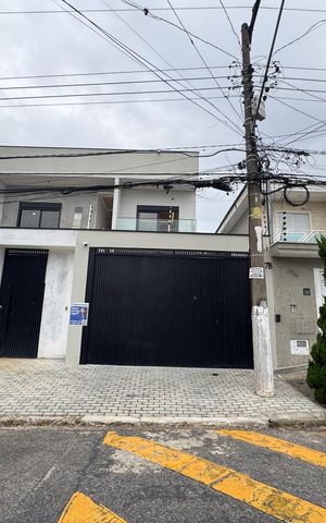 Casa à venda com 140m², 3 quartos e 4 vagas Casa à venda com 140m², 3 quartos e 4 vagasFachada com PLACA