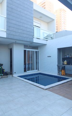 Casa à venda com 287m², 3 quartos e 3 vagasFachada
