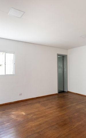 Casa à venda com 300m², 3 quartos e sem vaga Casa à venda com 300m², 3 quartos e sem vagaSala