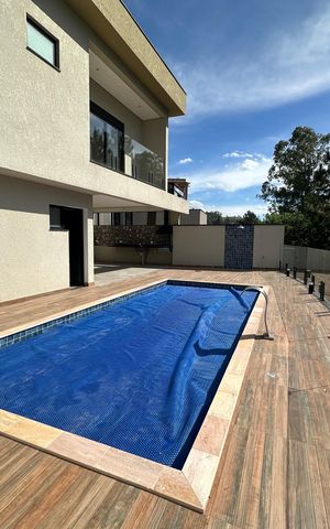 Casa de condomínio à venda com 304m², 4 quartos e 4 vagasPiscina