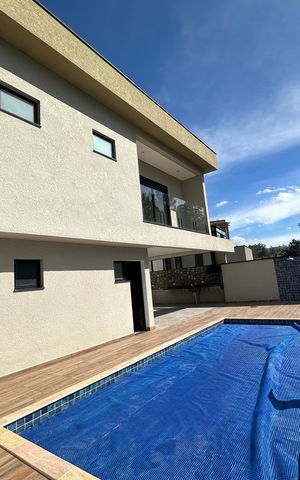 Casa de condomínio à venda com 304m², 4 quartos e 4 vagasPiscina