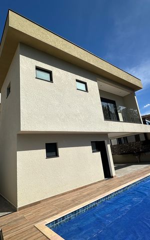 Casa de condomínio à venda com 304m², 4 quartos e 4 vagasPiscina