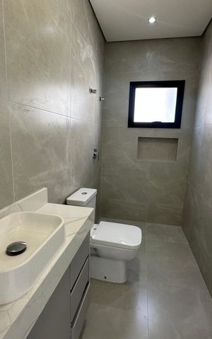 Casa de condomínio à venda com 304m², 4 quartos e 4 vagasBanheiro 1