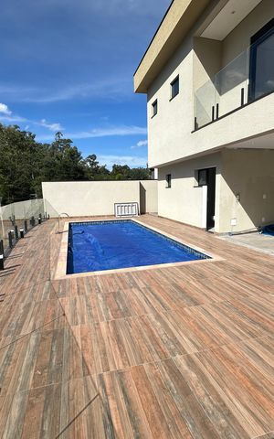 Casa de condomínio à venda com 304m², 4 quartos e 4 vagasPiscina
