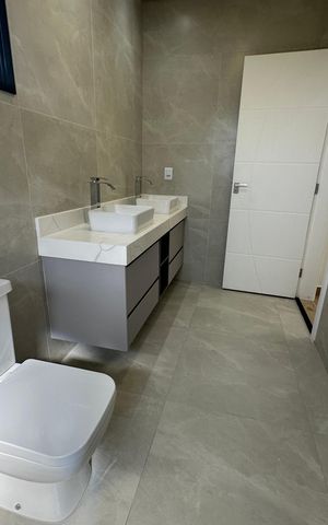 Casa de condomínio à venda com 304m², 4 quartos e 4 vagasBanheiro da Suíte 2