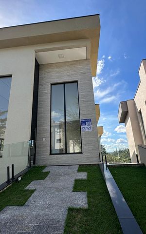 Casa de condomínio à venda com 304m², 4 quartos e 4 vagasFachada