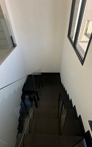 Casa de condomínio à venda com 304m², 4 quartos e 4 vagasEscada
