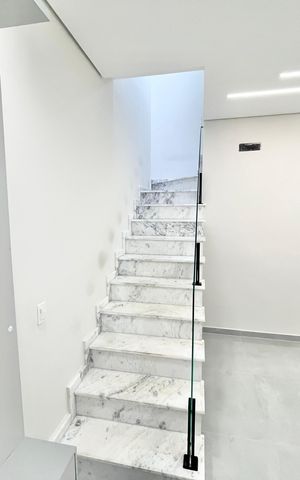 Casa à venda com 123m², 3 quartos e 2 vagas Casa à venda com 123m², 3 quartos e 2 vagasEscada
