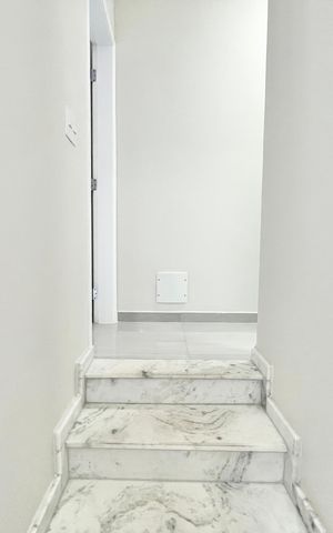 Casa à venda com 123m², 3 quartos e 2 vagas Casa à venda com 123m², 3 quartos e 2 vagasEscada
