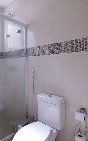 Casa de condomínio para alugar com 375m², 4 quartos e 2 vagasBanheiro da Suíte 4