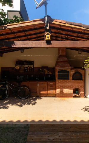 Casa de condomínio à venda com 230m², 4 quartos e 2 vagas Casa de condomínio à venda com 230m², 4 quartos e 2 vagasÁrea externa