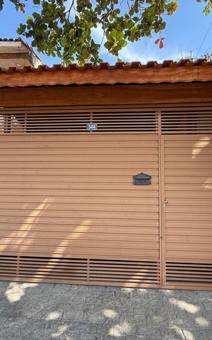 Casa à venda com 125m², 2 quartos e 2 vagas Casa à venda com 125m², 2 quartos e 2 vagasFachada