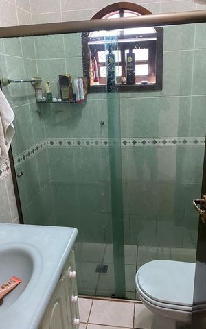 Casa à venda com 164m², 3 quartos e 2 vagas Casa à venda com 164m², 3 quartos e 2 vagasBanheiro