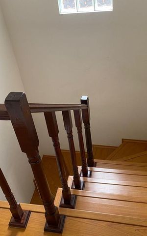Casa à venda com 164m², 3 quartos e 2 vagas Casa à venda com 164m², 3 quartos e 2 vagasEscada
