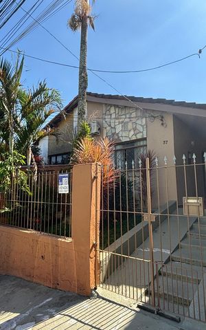 Casa à venda com 162m², 3 quartos e 1 vaga Casa à venda com 162m², 3 quartos e 1 vagaFachada