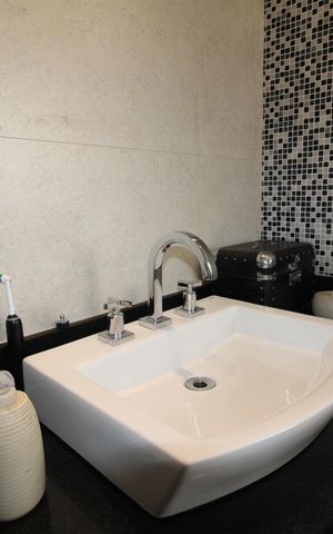 Casa à venda com 200m², 2 quartos e 2 vagasQuarto 1 - Banheiro