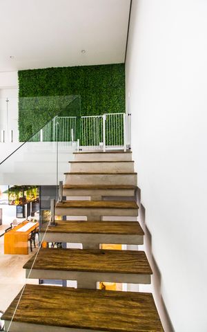 Casa de condomínio à venda com 441m², 5 quartos e 4 vagas Casa de condomínio à venda com 441m², 5 quartos e 4 vagasEscada