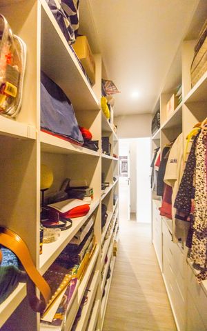 Casa de condomínio à venda com 441m², 5 quartos e 4 vagas Casa de condomínio à venda com 441m², 5 quartos e 4 vagasCloset da suíte