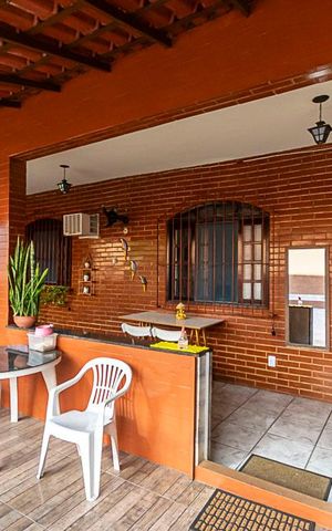 Casa à venda com 250m², 4 quartos e sem vaga Casa à venda com 250m², 4 quartos e sem vagaVaranda