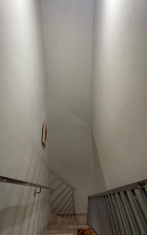 Casa à venda com 48m², 3 quartos e sem vaga Casa à venda com 48m², 3 quartos e sem vagaEscada