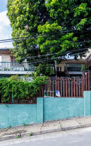 Casa à venda com 162m², 2 quartos e 2 vagas Casa à venda com 162m², 2 quartos e 2 vagasFachada