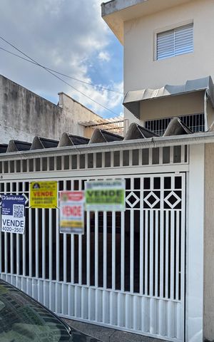 Casa à venda com 195m², 3 quartos e 2 vagas Casa à venda com 195m², 3 quartos e 2 vagasFachada
