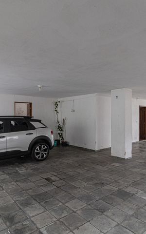 Casa à venda com 560m², 5 quartos e 8 vagas Casa à venda com 560m², 5 quartos e 8 vagasGaragem