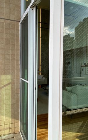 Apartamento à venda com 200m², 3 quartos e 4 vagas Apartamento à venda com 200m², 3 quartos e 4 vagasVaranda da Sala