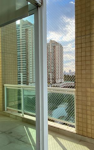 Apartamento à venda com 200m², 3 quartos e 4 vagas Apartamento à venda com 200m², 3 quartos e 4 vagasVaranda da Sala