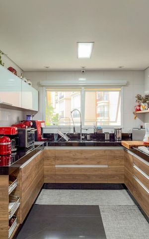 Apartamento à venda com 190m², 3 quartos e 5 vagas Apartamento à venda com 190m², 3 quartos e 5 vagasCozinha