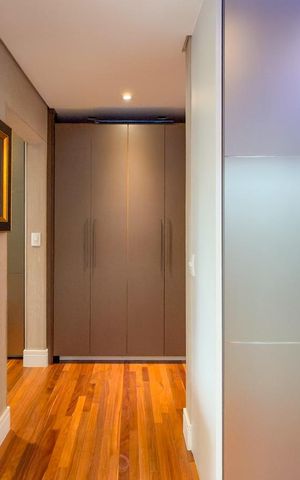 Apartamento à venda com 190m², 3 quartos e 5 vagas Apartamento à venda com 190m², 3 quartos e 5 vagasCloset