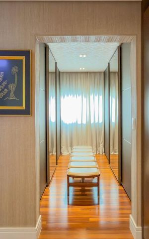 Apartamento à venda com 190m², 3 quartos e 5 vagas Apartamento à venda com 190m², 3 quartos e 5 vagasCloset