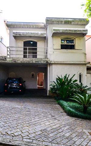 Casa de condomínio à venda com 394m², 4 quartos e 4 vagasFachada