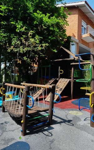 Casa de condomínio à venda com 394m², 4 quartos e 4 vagas Casa de condomínio à venda com 394m², 4 quartos e 4 vagasPlayground