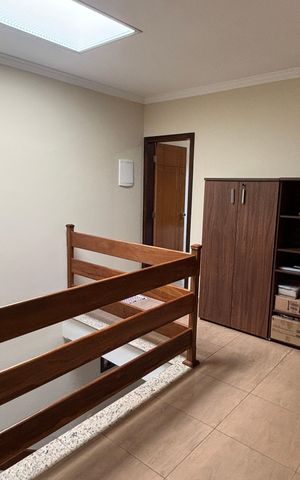 Casa à venda com 128m², 3 quartos e 2 vagasEscada - Escritório 