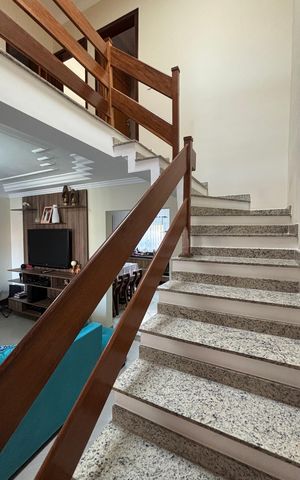Casa à venda com 128m², 3 quartos e 2 vagasEscada