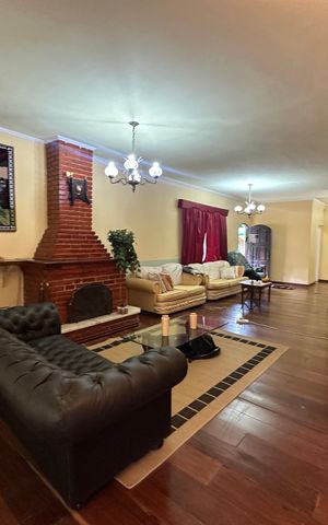 Casa de condomínio à venda com 4203m², 5 quartos e 16 vagas Casa de condomínio à venda com 4203m², 5 quartos e 16 vagasSala