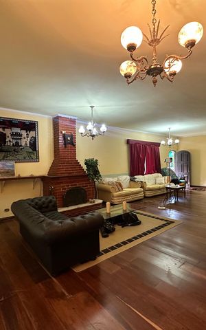 Casa de condomínio à venda com 4203m², 5 quartos e 16 vagas Casa de condomínio à venda com 4203m², 5 quartos e 16 vagasSala