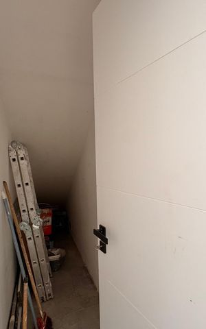 Apartamento à venda com 255m², 3 quartos e 2 vagas Apartamento à venda com 255m², 3 quartos e 2 vagasArmário sob a escada