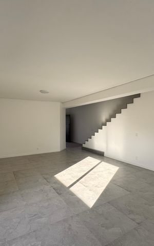 Apartamento à venda com 255m², 3 quartos e 2 vagas Apartamento à venda com 255m², 3 quartos e 2 vagasSala