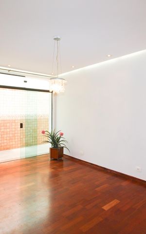 Casa à venda com 144m², 3 quartos e 3 vagas Casa à venda com 144m², 3 quartos e 3 vagasSala