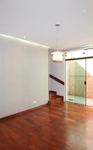 Casa à venda com 144m², 3 quartos e 3 vagas Casa à venda com 144m², 3 quartos e 3 vagasSala
